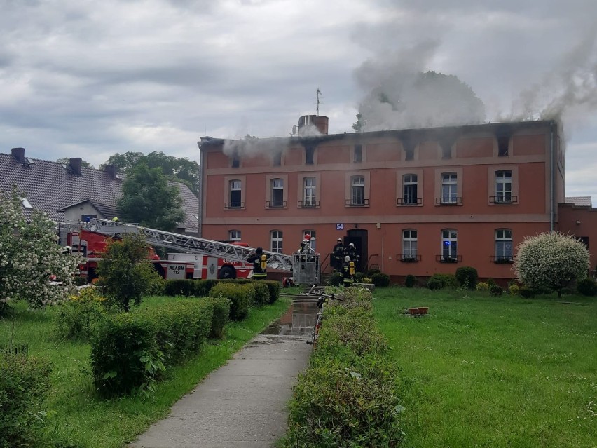 Pożar budynku w Wierzbicy Dolnej. Płonie poddasze, 18 zastępów strażaków w akcji