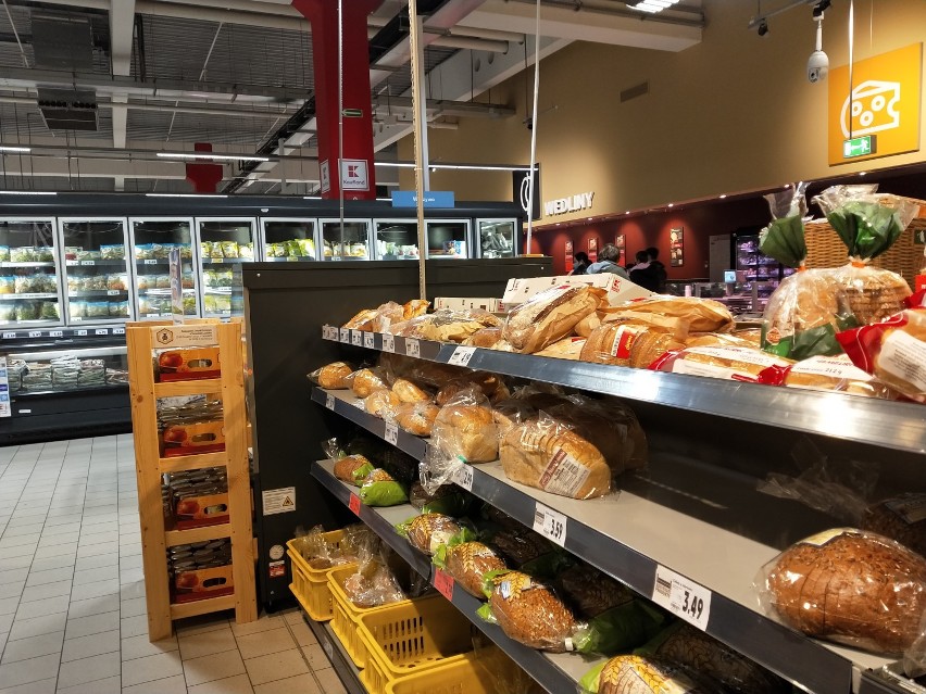 [*]Sklepy Kaufland: w Żarach przy ul. Przeładunkowej i w...