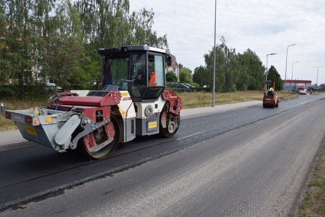Układanie nowego asfaltu na ulicy Kołobrzeskiej