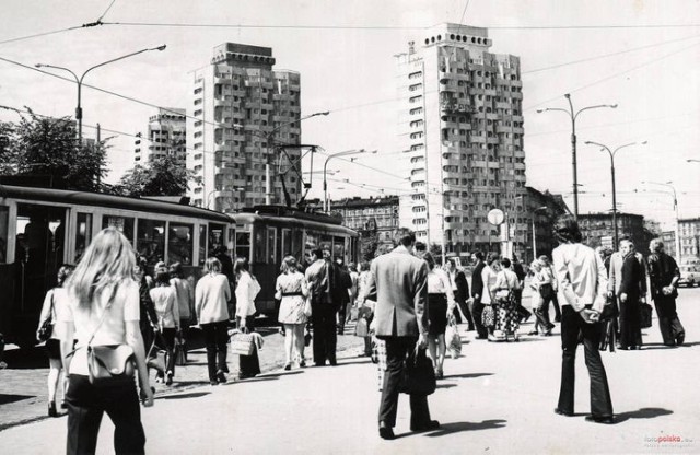 Niektórzy Wrocławianie są nimi zachwyceni. Innym nieodzownie kojarzą się z epoką, o której woleliby zapomnieć. Nie da się jednak ukryć, że budynki pochodzące z epoki PRL-u budowane były z rozmachem i odwagą, a czasem nawet brawurą. Zobacz, które najbardziej wyróżniają się w naszym mieście.

Zobacz na kolejnych slajdach gdzie we Wrocławiu są największe i nietypowe budynki z PRL - posługuj się myszką, klawiszami strzałek na klawiaturze lub gestami