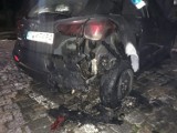 Wrocław. Mężczyzna podpalił samochód policji pod komisariatem! [ZDJĘCIA]