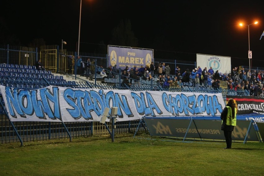 Transparent, na którym kibice domagają się nowego stadionu...