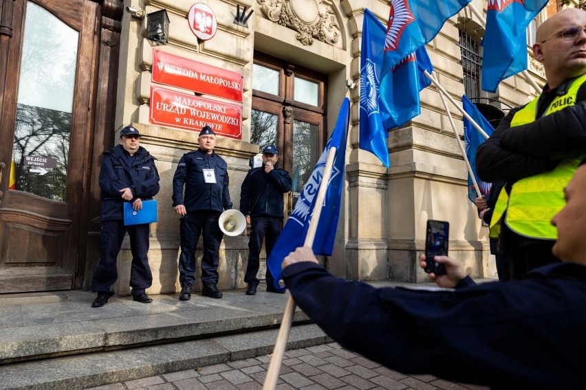 Protest policji pod Urzędem Marszałkowskim...
