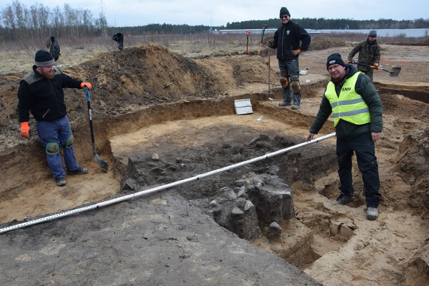 Archeolodzy odkryli starożytną osadę z paleniskami i...