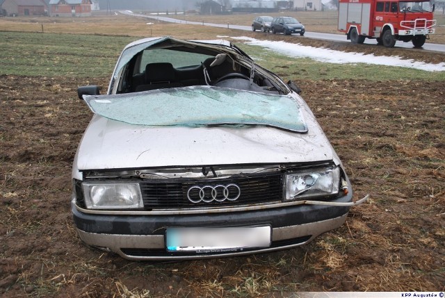 Dyżurny Policji w Augustowie został poinformowany o zdarzeniu drogowym w miejscowości Żarnowo Trzecie. Do zdarzenia doszło na drodze relacji Żarnowo &#8211; Turówka. Po przybyciu na miejsce funkcjonariusze wstępnie ustalili, że jadący audi 30 &#8211; letni mieszkaniec gminy Augustów stracił panowanie nad autem, dachował i zatrzymał się na pobliskim polu. 

Tirem staranował sygnalizator i barierki [zdjęcia]