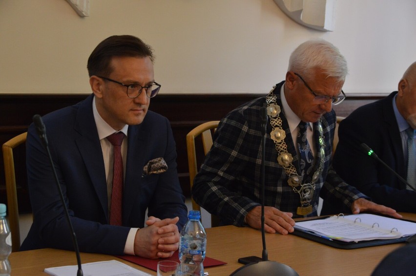 Burmistrz Miastka Witold Zajst (na zdjęciu z lewej) nie...