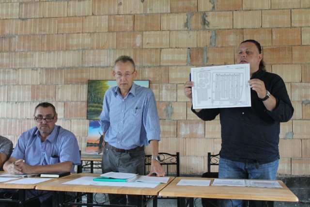 Zebranie wiejskie w Stoku (gm. Łagów) w sprawie planów budowy przemysłowej fermy trzody chlewnej