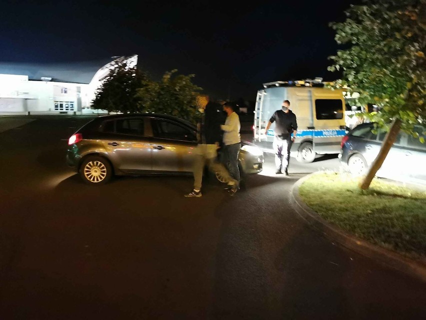 Włocławek. 18-latek kręcił bączki renaultem na oczach policji. Był pijany, nie miał prawa jazdy i OC [wideo, zdjęcia]