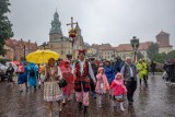 43. Piesza Pielgrzymka Krakowska w strugach deszczu rozpoczęła wędrówkę na Jasną Górę. Pielgrzymi dotrą na miejsce 11 sierpnia