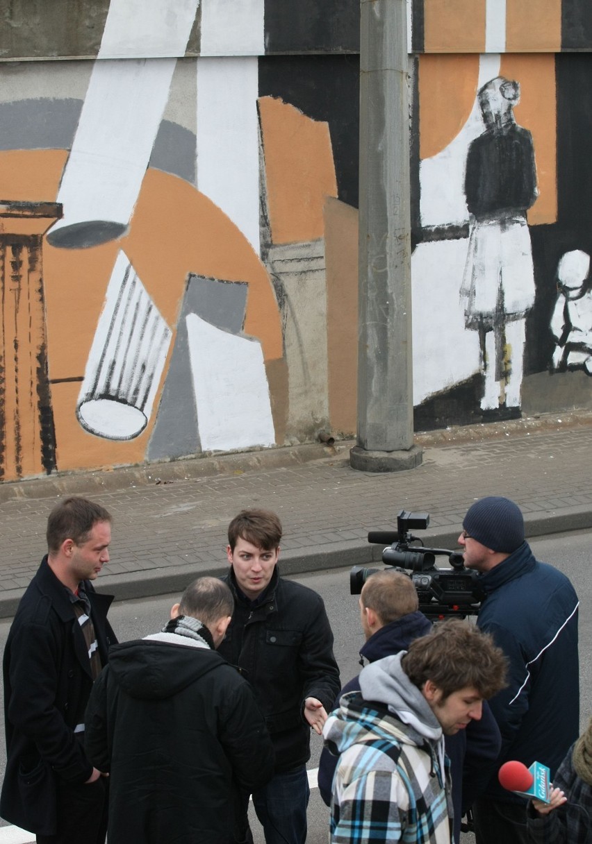 Murale w Gdyni: Artyści i kibice upamiętniają wydarzenia Grudnia '70 w okolicy SKM Gdynia Stocznia