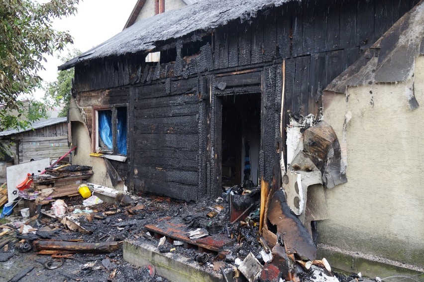 Pożar domu przy ul. Kuligowskiej w Opocznie. Siedmioosobowa rodzina straciła dach nad głową [FOTO]
