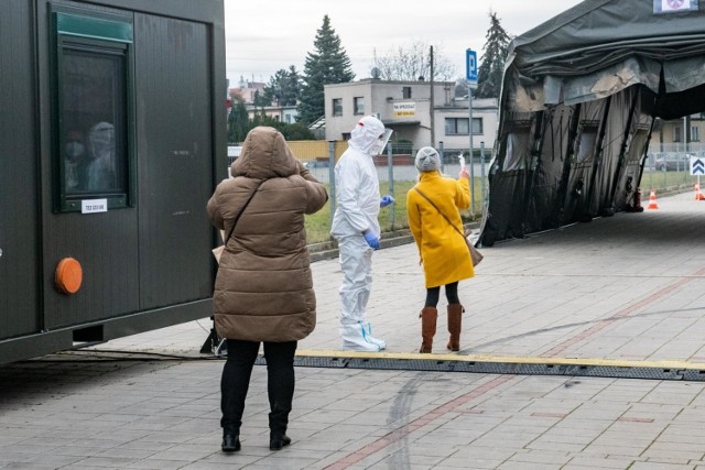 Do godz. 14. we wtorek 2 lutego br. dyrektorzy łódzkich szkół zamykali listy  chętnych nauczycieli na drugą turę testów na COVID-19, by przekazać je do stacji sanepidu. Testowanie rekomendował minister zdrowia Adam Niedzielski, który podkreślał, że jest potrzebne, by przekonać się, jak epidemia „zachowuje się” w placówkach, czy są one miejscem, w których łatwo się rozprzestrzenia. Wyniki drugich testów, przeprowadzonych po trzech tygodniach pracy będą też wskazówką do kolejnych decyzji związanych z funkcjonowaniem szkół w kraju po 14 lutego br. Przypomnijmy, że od 18 stycznia br. stacjonarnie uczą się tylko klasy I-III. 
Czytaj dalej na kolejnym slajdzie