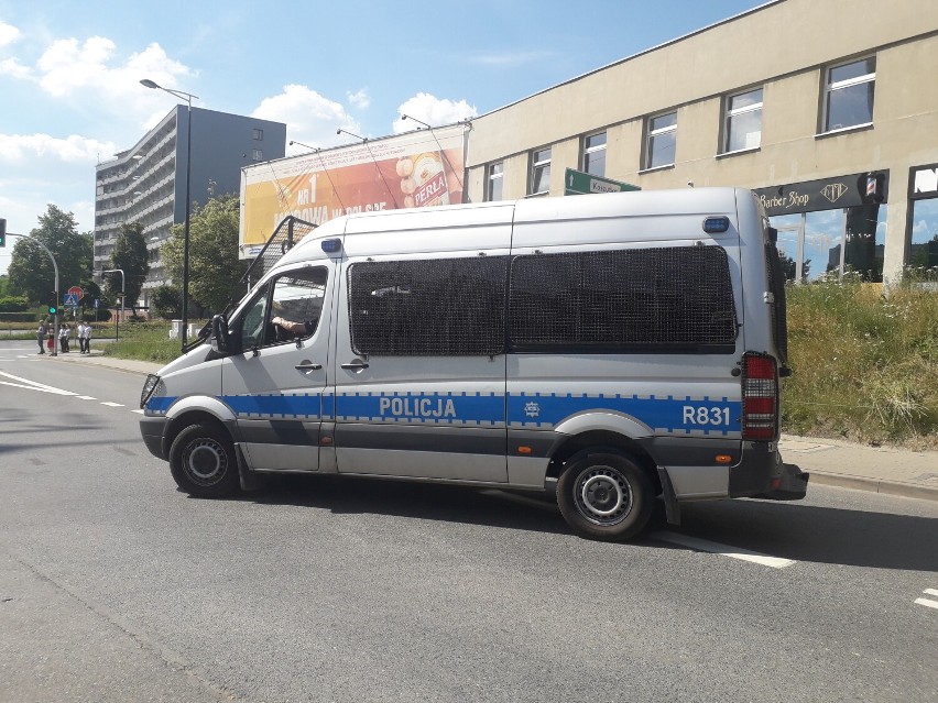 W Katowicach wzmożona liczba patroli policyjnych. Niebiesko zwłaszcza na Alei Korfantego. ZDJĘCIA