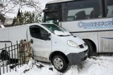 Groźny wypadek na Podhalu. Autobus z dziećmi wypadł z drogi i staranował inne auto. Na drogach są bardzo trudne warunki 