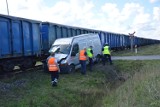 Zderzenie pociągu z busem na przejeździe kolejowym w Glinie w powiecie piotrkowskim ZDJĘCIA