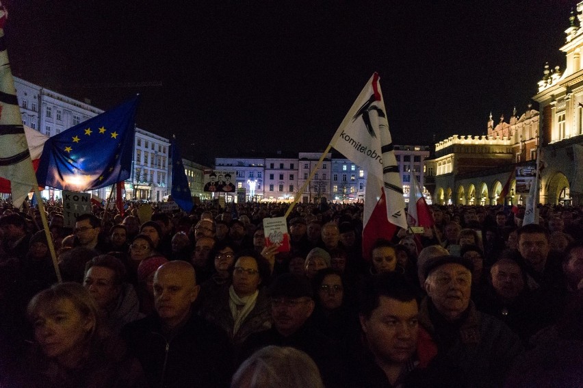 Kraków. Protestowali na Rynku Głównym w obronie sądów [ZDJĘCIA]