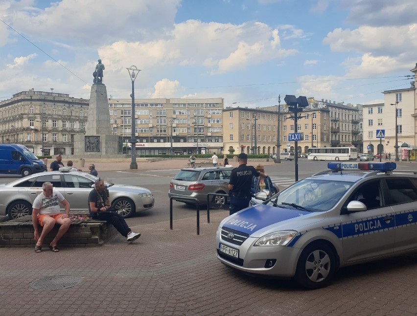 Ponad metrowy boa dusiciel, bo ten gatunek węża wił się po...