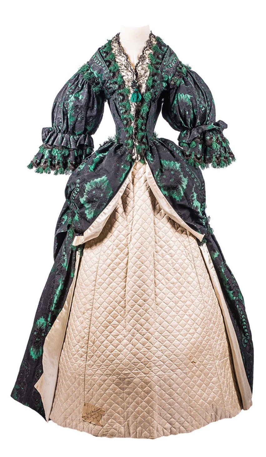Suknia wystawiona na aukcję w Trójmieście pochodzi z lat 60....