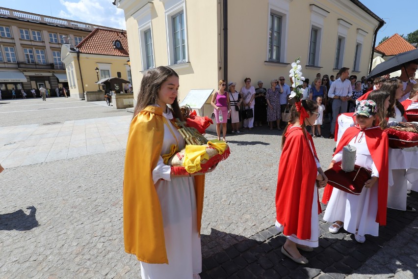 Boże Ciało 2018 w Białymstoku. Tłumy wiernych szły w upale w procesji [zdjęcia]