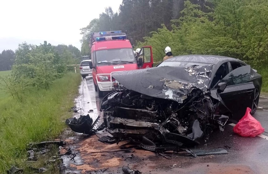 Groźny wypadek w Skorzewie (powiat kościerski). W zderzeniu busa z samochodem osobowym ranne zostały cztery osoby. 29.05.2022