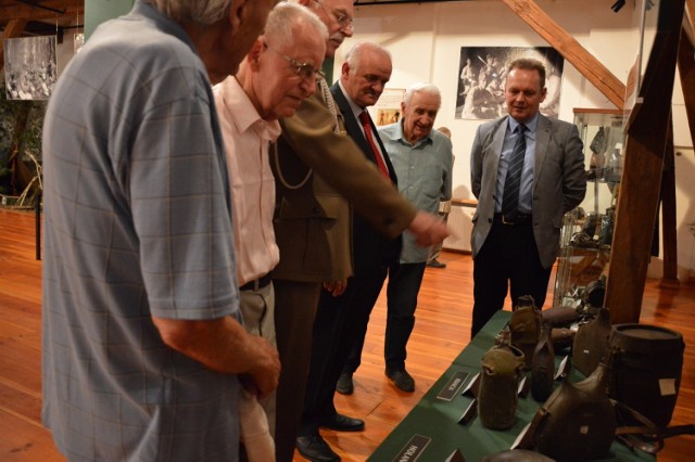 Wystawa Śladami wojny. Technika w służbie boga wojny. Część 8 - Ekspozycja manierek" w Muzeum Regionalnym w Bełchatowie