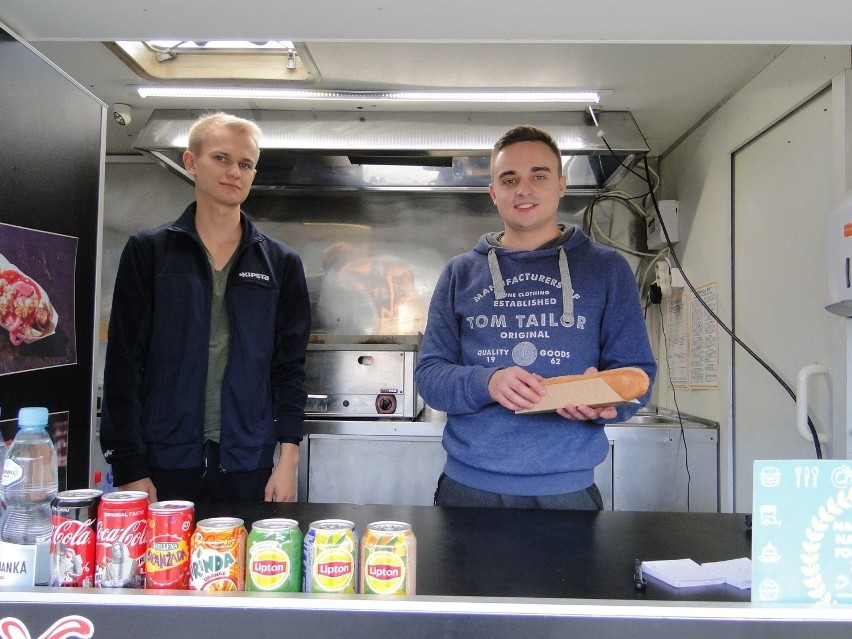 Zlot Food Trucków w Radomiu. Setki osób smakują dania przed galerią handlową Atrium Gama