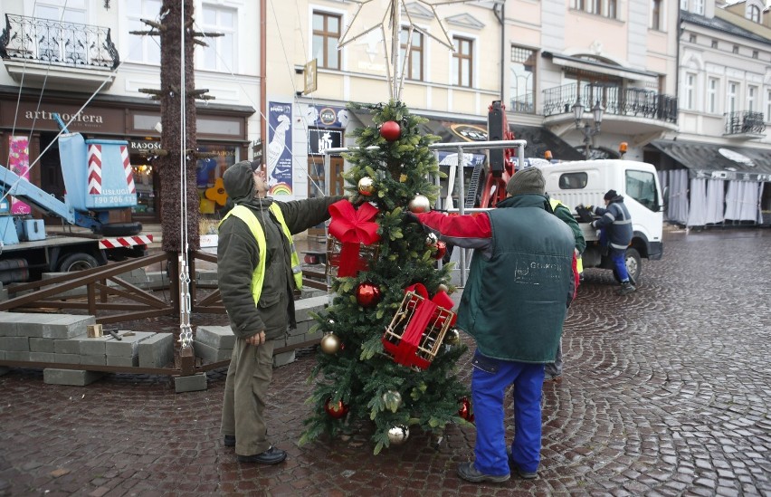 Trwa montaż choinki świątecznej na płycie rzeszowskiego...