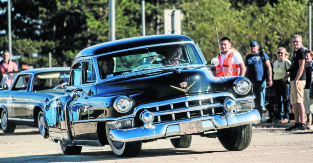 Stary Cadillac ma  szyk i gdzie się pojawi, budzi  zainteresowanie