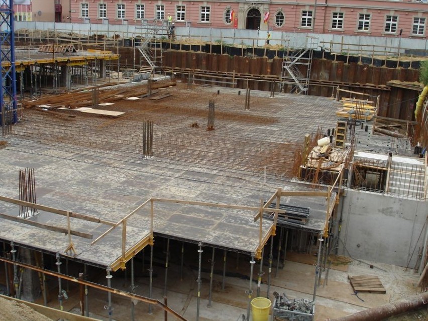 Wrocław: Budowa parkingu na pl. Nowy Targ idzie zgodnie z planem (ZDJĘCIA)