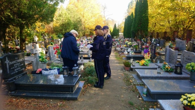 Policja kontroluje cmentarze i targowiska w Poznaniu