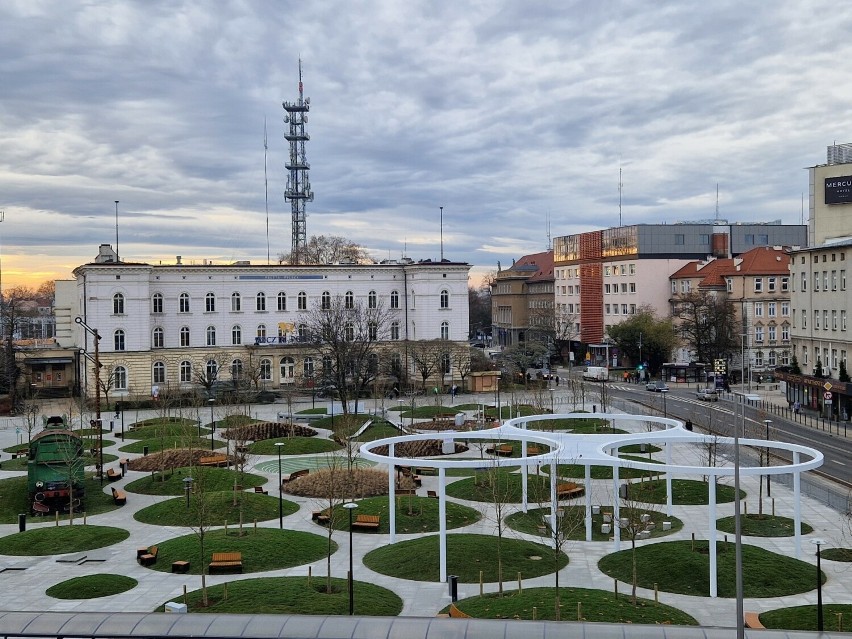 Zakończyła się przebudowa placu przed dworcem PKP w Opolu.