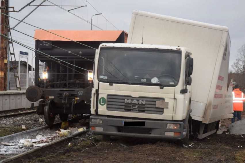 Wypadek kolejowy w Żydowie. Ratownicy udzielają pomocy trzem osobom