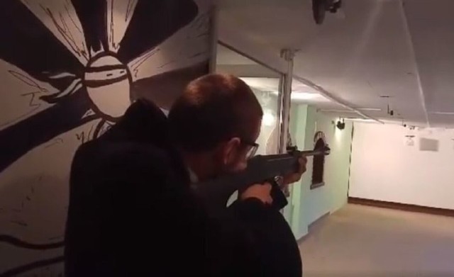 Burmistrz Wadowic Bartosz Kaliński jest pasjonatem strzelectwa. Tym zdjęciem pochwalił się w swoich mediach społecznościowych