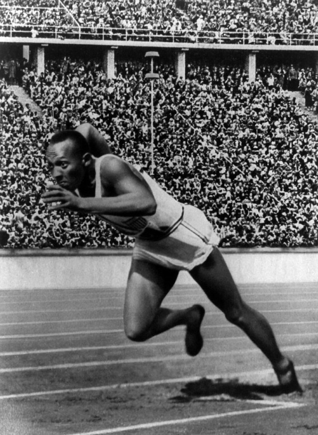 Jesse Owens biegnący na stadionie olimpijskim w Berlinie (http://commons.wikimedia.org/wiki/File:Jesse_Owens1.jpg)