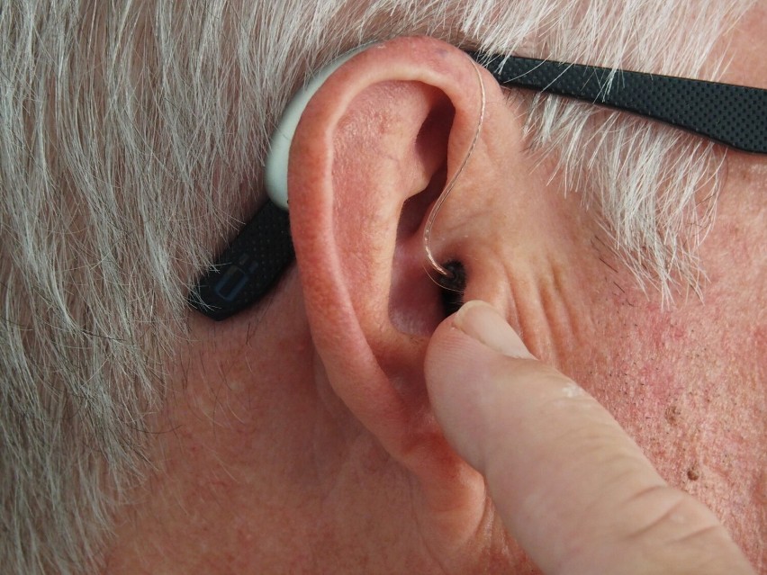 Hałas to „cichy” zabójca dla uszu. Jak właściwie dbać o swój słuch?