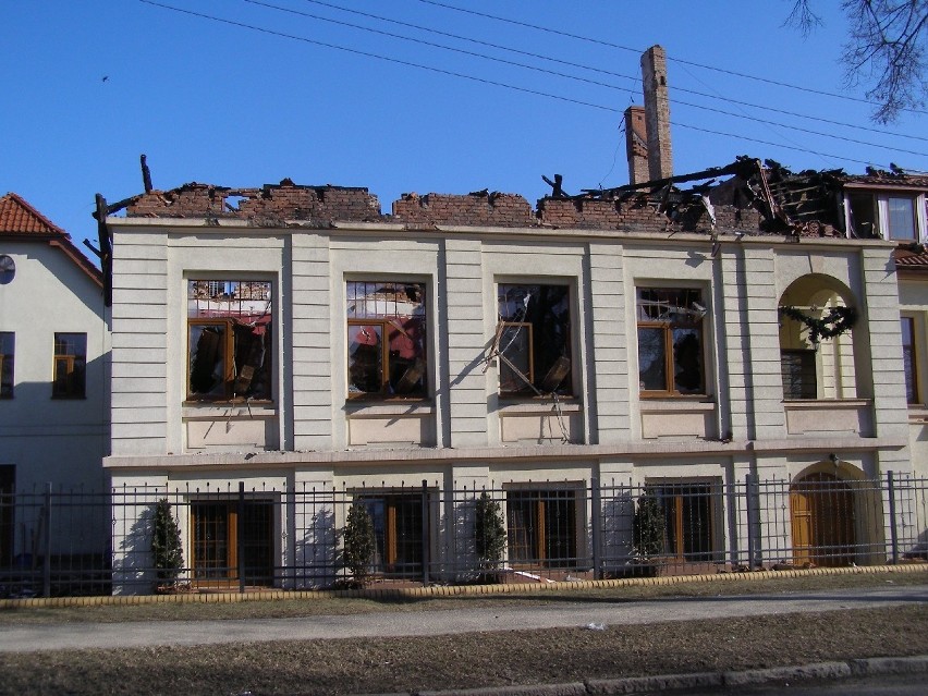Właściciel spalonej w sylwestrową noc restauracji Klasyka w Zabrzu rozebrał dach budynku [ZDJĘCIA]