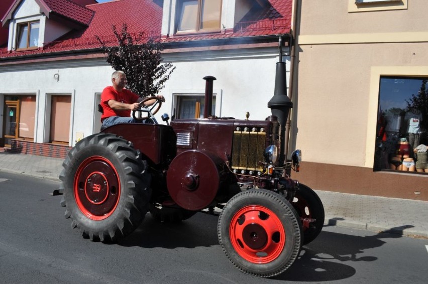 Dożynki w Książu Wlkp.: zabytkowe traktory i nowoczesne...