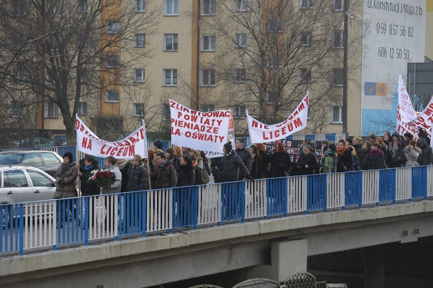 Manifestacja uczniów miasteckiego LO. Niezadowoleni z reformy przeszli ulicami miasta