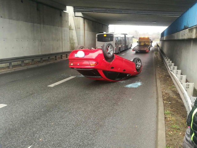 Utrudnienia mogą czekać na kierowców wyjeżdżających w piątek (9 listopada) z Ikei. Przed godziną 12 dachowało tam auto. Do zdarzenia doszło przy ulicy Skandynawskiej. 

Na miejsce wezwano karetkę pogotowia i policję. Więcej informacji wkrótce. 




Flesz - wypadki drogowe. Jak udzielić pierwszej pomocy?


