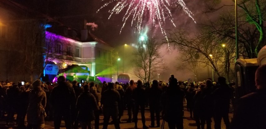 Mieszkańcy Pruszcza powitali Nowy Rok na wspólnej zabawie przy Urzędzie Miasta [ZDJĘCIA, WIDEO]