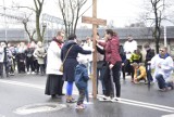 Myszków. Droga Krzyżowa ulicami miasta, w parafii św. Stanisława Biskupa i Męczennika. Zobacz ZDJĘCIA