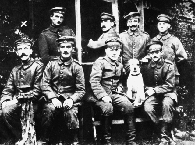 Adolf Hitler (pierwszy z lewej) został ranny w krocze podczas I wojny światowej