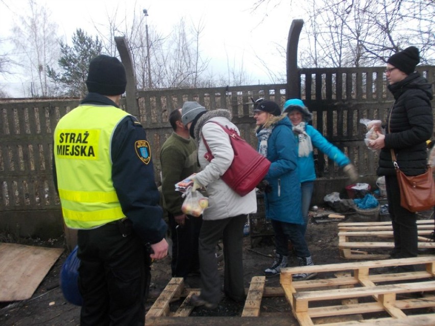 Straż miejska pomaga bezdomnym w Olsztynie