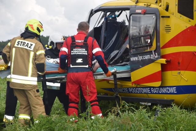 Groźny pożar w Sieradzu. Poparzony mężczyzna ewakuowany helikopterem