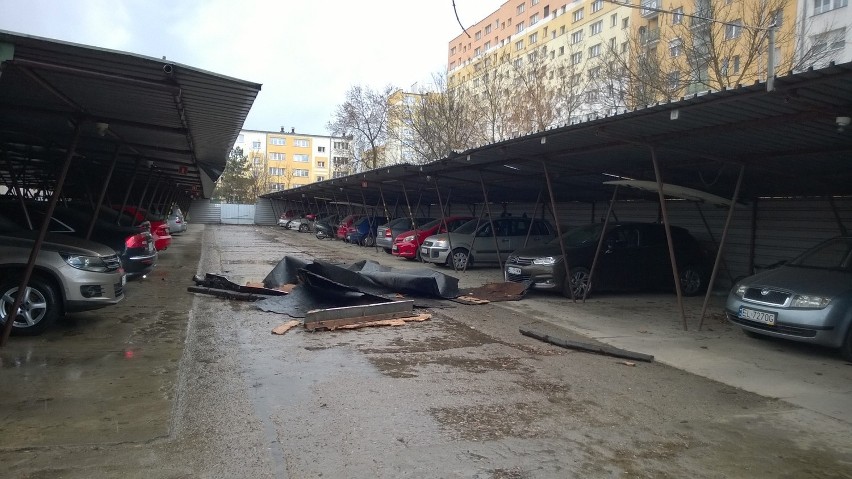 Wiatr zerwał dach z bloku przy Rajdowej