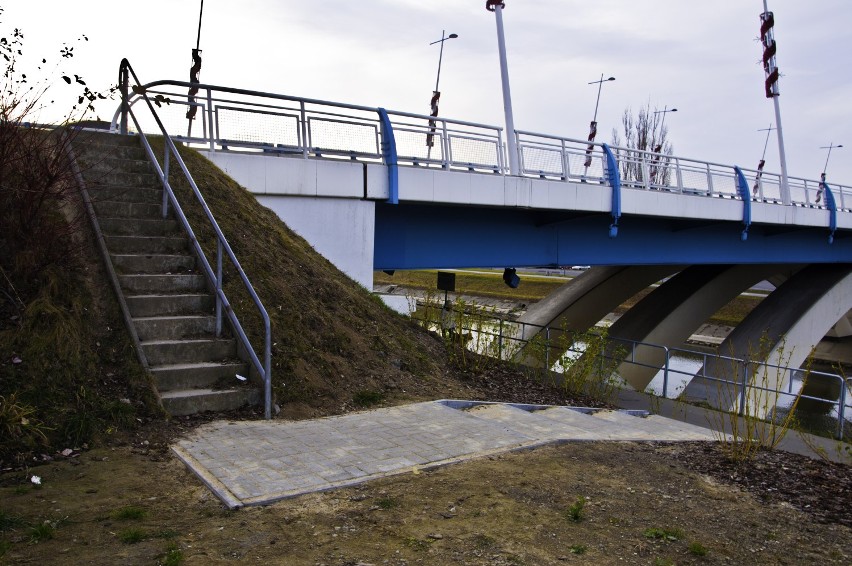 Nowe zejście dla pieszych na moście Zamkowym
