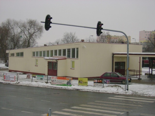 Budynek dworca Łódź Żabiniec, po remoncie wygląda bardzo dobrze. Jednak od roku był zamknięty dla podróżnych.