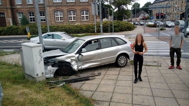 Do zdarzenia doszło we wtorek, 17 lipca, w Gorzowie. Pijany kierowca forda uderzył w mazdę i zaczął uciekać. Zatrzymali go świadkowie.

Kierujący fordem na skrzyżowaniu ulic Grobla i Woskowej uderzył w mazdę. Nie zatrzymał się tylko zaczął uciekać. Daleko nie odjechał. Wypadł z drogi na chodnik. Tam chciał wysiąść z auta i uciekać. Zatrzymali go świadkowie, którzy na miejsce wezwali policję. Młody kierowca forda był agresywny. Szarpał się z osobami, które nie pozwoliły mu uciec.

Na miejsce szybko dojechała gorzowska policja. – Badanie kierowcy forda alkomatem wykazało, że ma on 1,6 promila alkoholu – informuje sierż. szt. Maciej Kimet z zespołu prasowego lubuskiej policji. Mężczyzna został zatrzymany przez policję. Mówił, że kluczyki od auta zabrał matce. Wsiadł i pijany pojechał bez jej wiedzy.

Teraz grozi mu kara do dwóch lat więzienia za jazdę po pijanemu i spowodowanie kolizji. Prawo jazdy straci nawet na 15 lat i zapłaci grzywnę nie niższą niż 5 tys. zł.

Zobacz też wideo: Policja z Międzyrzecza i Nowej Soli zatrzymała narkotykowych dilerów. Jeden z nich chciał przejechać policjanta


