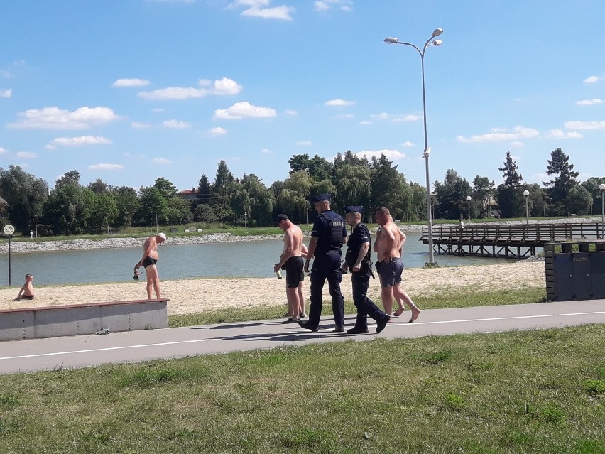 Już trzy utonięcia w powiecie opoczyńskim w wakacje 2020. Policja wzmogła patrole nad wodą [ZDJĘCIA]