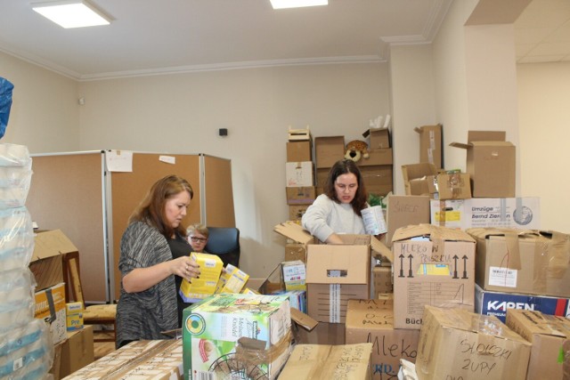 Kluczborscy wolontariusze segregują dary, by z Brzeżan trafiły od razu do potrzebujących.